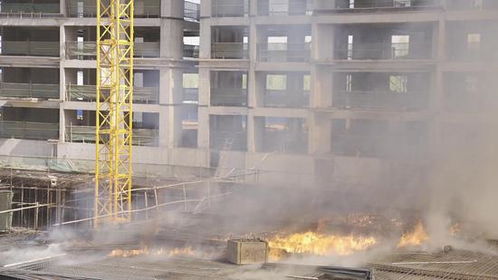 鄂爾多斯市建設工程施工現場突發火情，消防部門迅速出動成功處置